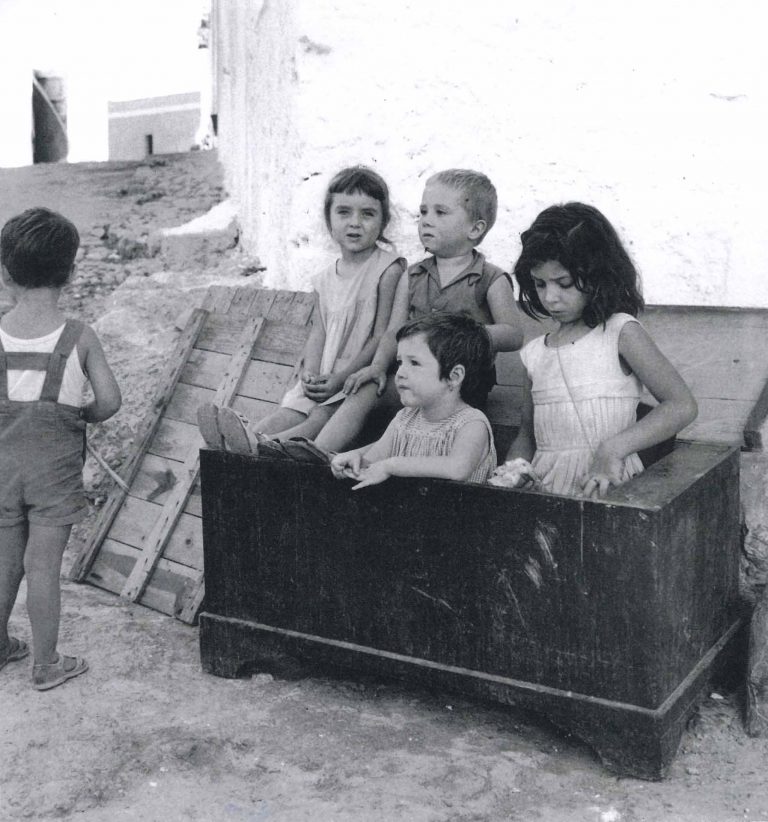 Niños jugando en la calle en sa Penya