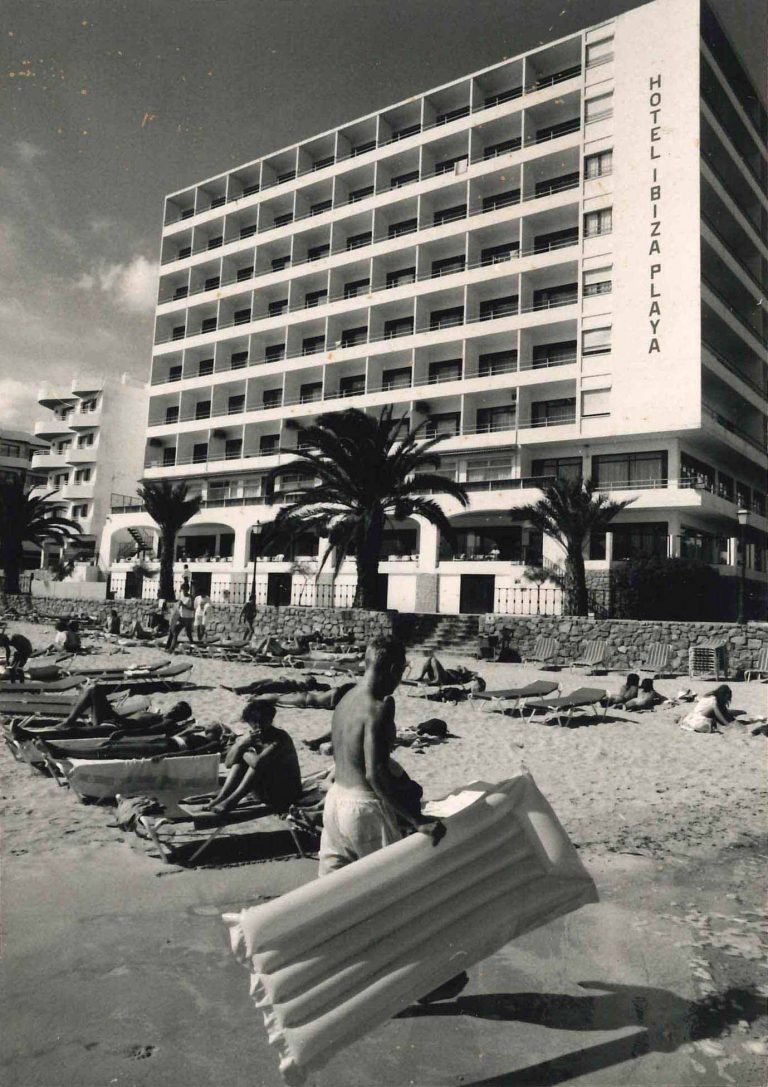 Turistas en la playa de ses Figueretes