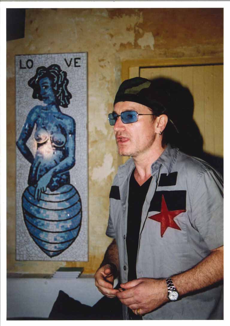 Cantante Bono (U2) en 2001.