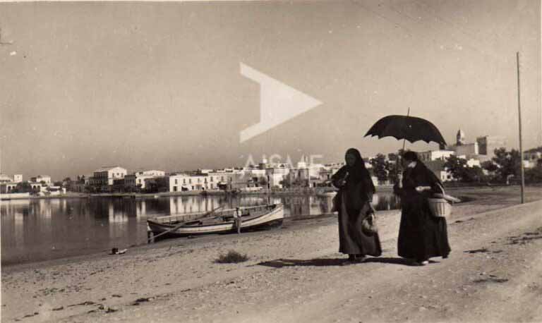 Dos mujeres paseando por s’Arenal de Sant Antoni.