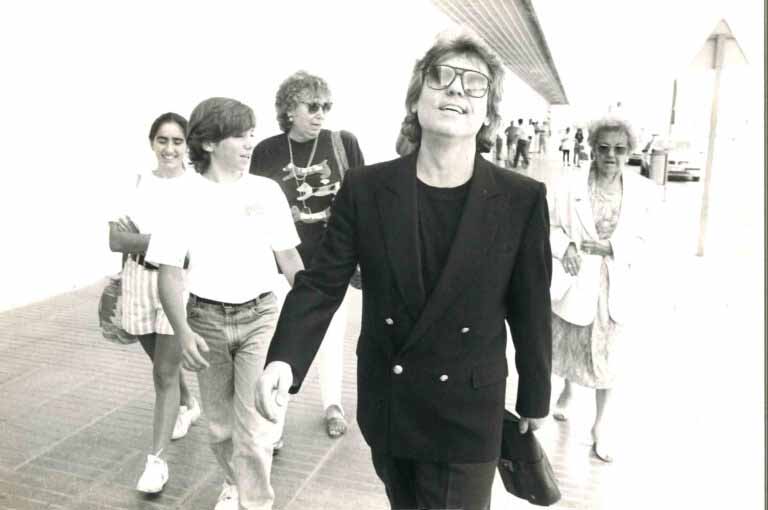 El cantante Raphael, en el aeropuerto de Ibiza
