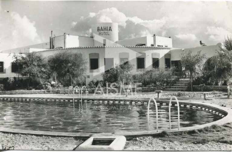 Fachada y piscina del hotel Bahía de Sant Antoni