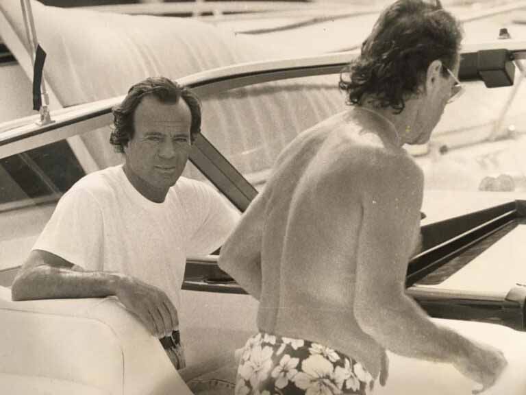 Julio Iglesias y Tony Pike