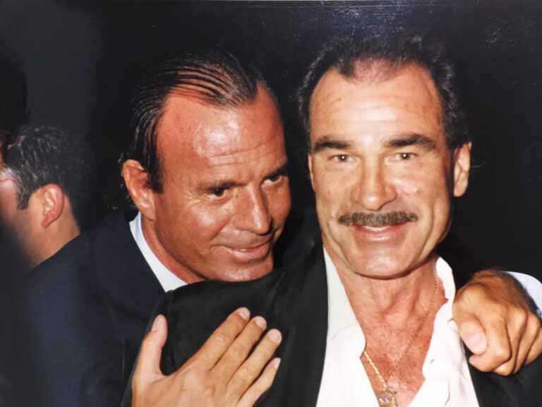 Julio Iglesias y Tony Pike
