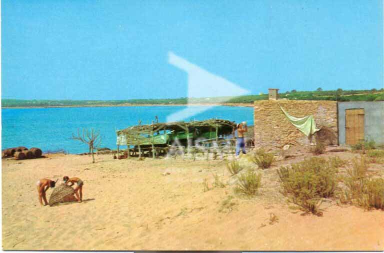 La playa de Migjorn y los varaderos tradicionales de la costa pitiusa.