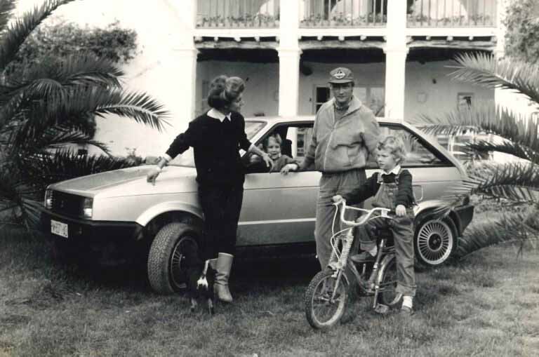 Niki Lauda, con su mujer y sus hijos en su casa de Ibiza con un Seat Ibiza, de los primeros que salieron de fábrica, año 1984.