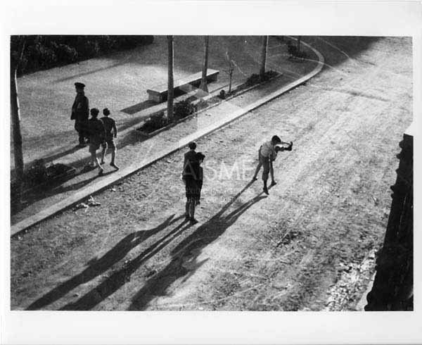 Niños jugando en la plaza del Parque cuando todavía no estaba asfaltada