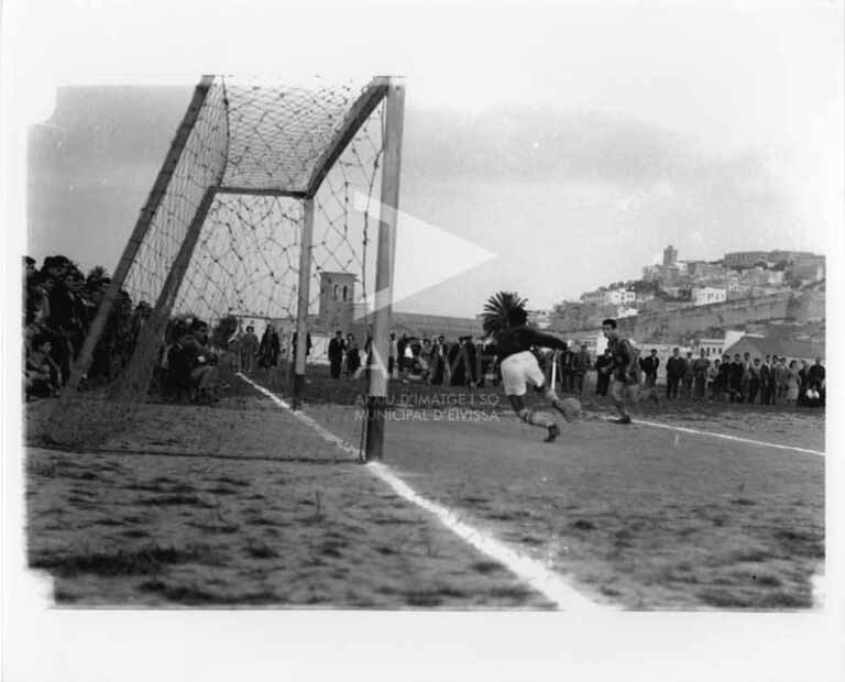 Partido de fútbol en el antiguo campo de sa Bodega.
