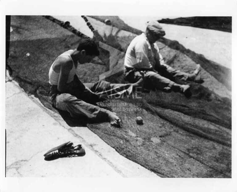 Pescadores cosiendo redes en el puerto de Ibiza