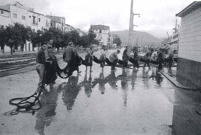 Pescadores en el puerto de Ibiza