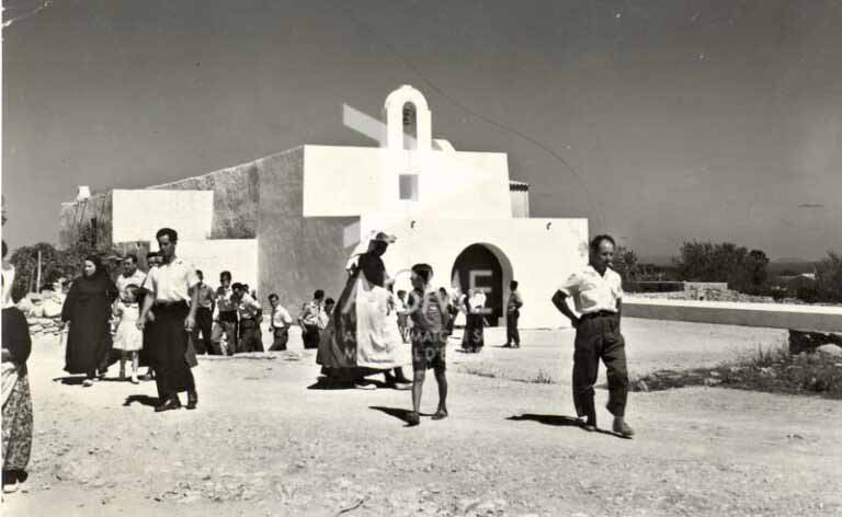 Saliendo de misa. Iglesia del Pilar de la Mola.