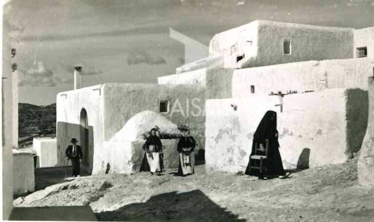 Subida a misa con su sillitas.