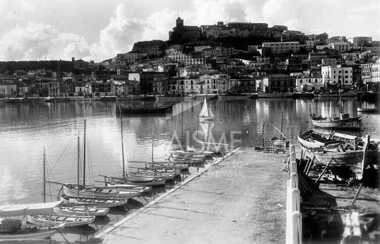 Vila y el puerto desde el Club Náutico.