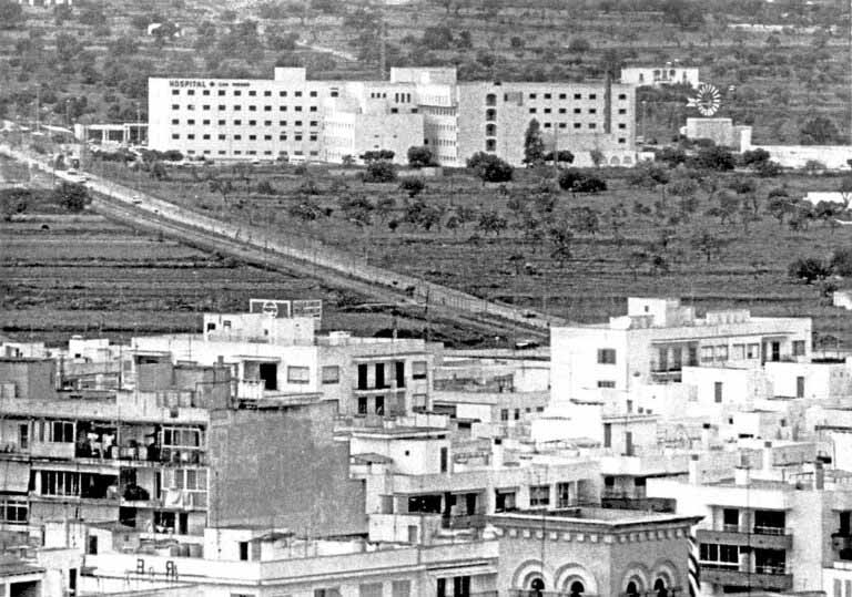 Vista del antiguo hospital Can Misses, con el campo en el que se construyó el nuevo hospital.